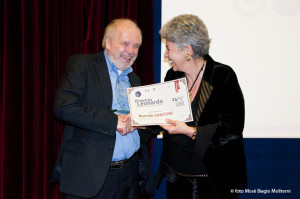 2.La Prof.ssa Grillo premia il  pres. CSACA Santoni