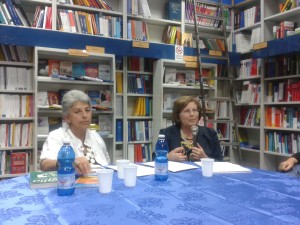 Rosa Maria Grillo (C.S.A.C.A. Salerno) assieme a Emilia Bersabea Cirillo, durante la presentazione del libro Gli incendi del tempo alla libreria Guida di Salerno nell’ambito della 1^ edizione del festival Salerno Letteratura