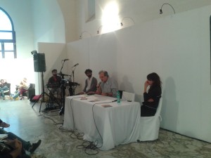 Domenico Notari (C.S.A.C.A. Salerno) mentre presenta il libro di Veronica Raimo, Tutte le feste di domani al Tempio di Pomona nei pressi del Duomo di Salerno, nell’ambito della 1^ edizione del festival Salerno Letteratura