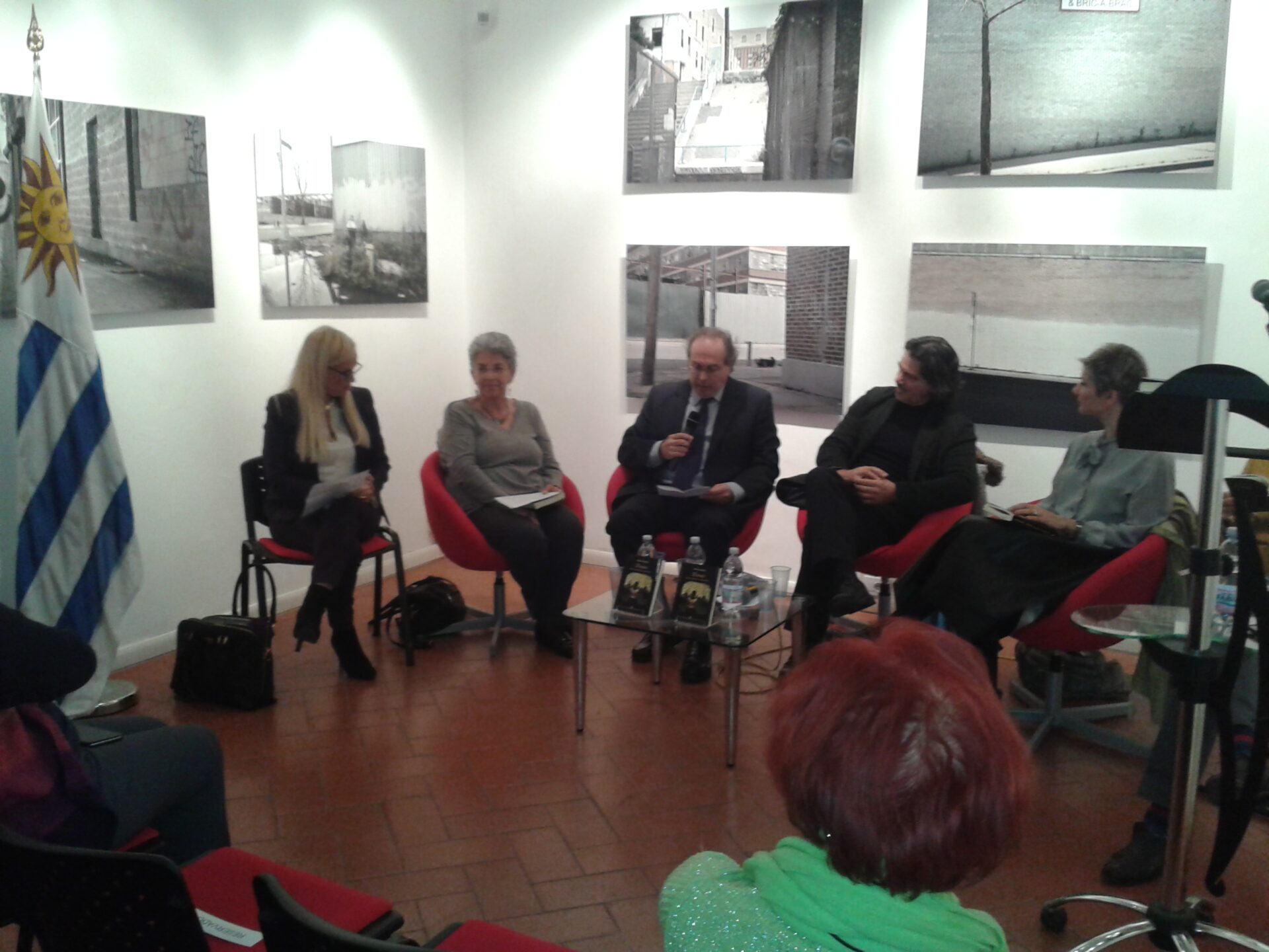 da sinistra a destra: Sylvia Irrazábal, Rosa Maria Grillo, L'ambasciatore dell'Uruguay Gastón Lasarte, Milton Fernández e Francesca Fornario.